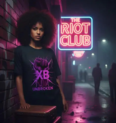 Junge Frau vor Club trägt Premium Rock T-Shirt für Frauen mit UNBROKEN-Faust.