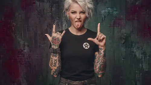 Blonde Frau streckt ihre Zunge raus und trägt dabei ein hochwertiges Premium Rock T-Shirt aus 100 % Bio-Baumwolle und einer Grammatur von 180g/m² mit XB Logo aus Öko-Tex zertifizierten Farben.