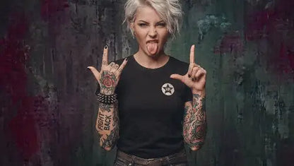 Blonde Frau streckt ihre Zunge raus und trägt dabei ein hochwertiges Premium Rock T-Shirt aus 100 % Bio-Baumwolle und einer Grammatur von 180g/m² mit XB Logo aus Öko-Tex zertifizierten Farben.