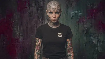 Frau mit tätowiertem Kopf trägt schwarzes Premium Rock T-Shirt aus 100 % gekämmter Baumwolle und einer Grammatur von 180g/m² sowie XB Branding aus Öko-Tex zertifizierten Farben.