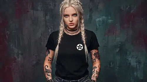 Blonde junge Frau mit Zöpfen trägt hochwertiges schwarzes Premium Rock T-Shirt aus 100 % Bio-Baumwolle  mit XB-Logo aus Öko-Tex zertifizierten Farben sowie einer Grammatur von 180g/m².