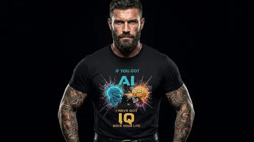 Reifer markanter Mann trägt schwarzes Premium Rock T-Shirt mit komplexem AI vs. IQ Design aus Öko-Tex zertifizierten Farben sowie einer Grammatur von 185g/m² aus 100 % gekämmter Baumwolle.