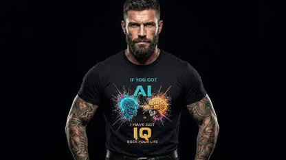 Reifer markanter Mann trägt schwarzes Premium Rock T-Shirt mit komplexem AI vs. IQ Design aus Öko-Tex zertifizierten Farben sowie einer Grammatur von 185g/m² aus 100 % gekämmter Baumwolle.