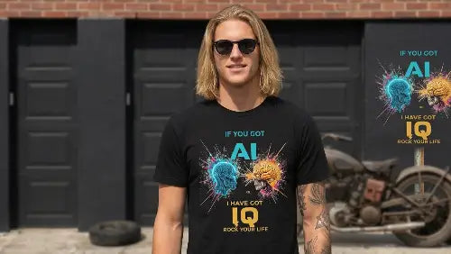 Rockiger Mann vor Garage trägt hochwertiges Premium Rock T-Shirt aus 100 % gekämmter Baumwolle und einer Grammtur von 185g/m² mit komplexem AI vs. IQ Design aus Öko-Tex zertifizierten Farben.