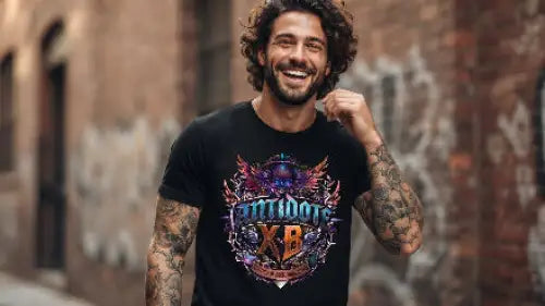 Lachender Mann mit Bart trägt ein schwarzes Premium Rock T-Shirt mit komplexem ANTIDOTE-XB-Design.