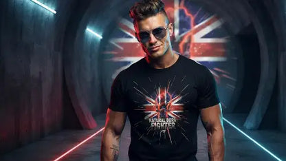 Mann mit Sonnenbrille trägt hochwertiges Premium Rock T-Shirt aus 100% gekämmter Baumwolle mit komplexem Flaggen-Skull Design aus Öko-Tex zertifizierten Farben und einer Grammatur von 185g/m².