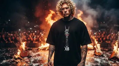Rocker auf brennender Bühne trägt schwarzes Premium Rock T-Shirt mit einer Grammatur von 240g/m² aus 100% Bio-Baumwolle mit komplexem Gitarren-Design aus Öko-Tex zertifizierten Farben.