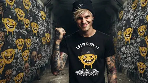 Junger Mann macht Sieger-Pose und trägt dabei ein schwarzes Premium Rock T-Shirt mit komplexem Smiley Design aus Öko-Tex zertifizierten Farben und einer Gerammatur von 185g/m² aus 100% gekämmter Baumwolle.