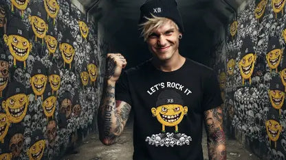 Junger Mann macht Sieger-Pose und trägt dabei ein schwarzes Premium Rock T-Shirt mit komplexem Smiley Design aus Öko-Tex zertifizierten Farben und einer Gerammatur von 185g/m² aus 100% gekämmter Baumwolle.