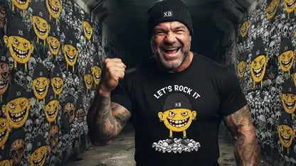 Reifer Mann mit Bart trägt schwarzes Premium Rock T-Shirt mit einem Monster-Smiley aus Öko-Tex zertifizierten Farben in einer Grammatur von 185g/m² aus 100% gekämmter Baumwolle.