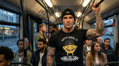 Mann im öffentlichen Verkehrsmittel trägt ein schwarzes Premium Rock T-Shirt aus 100 % gekämmter Baumwolle mit einer Grammatur von 185g/m² sowie einem hochwertigen Monster-Smiley Design aus Öko-Tex zertifizierten Farben.