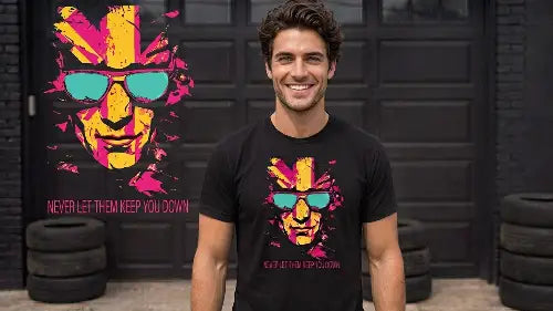 Brünetter Mann trägt schwarzes Premium Rock T-Shirt aus 100 % gekämmter Baumwolle mit komplexem Flaggen-Kopf Design aus Öko-Tex zertifizierten Farben und einer Grammatur von 185g/m².
