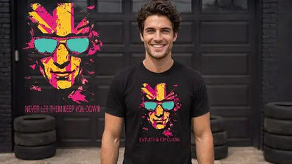Brünetter Mann trägt schwarzes Premium Rock T-Shirt aus 100 % gekämmter Baumwolle mit komplexem Flaggen-Kopf Design aus Öko-Tex zertifizierten Farben und einer Grammatur von 185g/m².