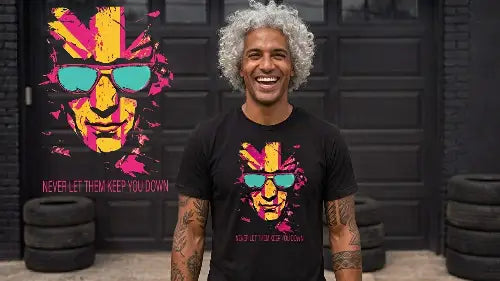 Mann mit grauem Haar trägt schwarzes Premium Rock T-Shirt aus 100 % gekämmter Baumwolle in einer Grammatur von 185g/m² sowie einem komplexen Flaggen Design aus Öko-Tex zertifizierten Farben.