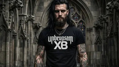 Gothic-Rocker in Kathedrale trägt schwarzes Premium Rock T-Shirt aus 100 % gekämmter Baumwolle mit einer Grammatur von 185g/m² sowie XB-Unbeugsam Design aus Öko-Tex zertifizierten Farben.