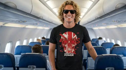 Junger Mann im Flugzeug trägt schwarzes Premium Rock T-Shirt aus 100 % gekämmter Baumwolle mit einer Grammatur von 185g/m² und komplexem Skull-Design aus Öko-Tex zertifizierten Farben.