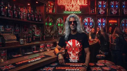 Rocker in Bar trägt komplexes Premium Rock T-Shirt aus 100% gekämmter Baumwolle mit einer Grammatur von 185g/m² und hochwertigem Skull Design aus Öko-Tex zertifizierten Farben.