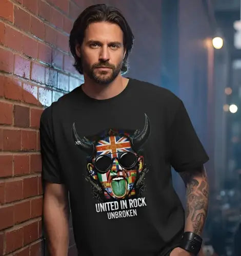 Mann lehnt cool an Wand und trägt ikonisches Premium Rock T-Shirt für Männer mit UNITED IN ROCK-Design.