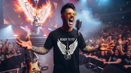 Rockstar in Concert trägt Heavyweight Premium Rock T-Shirt aus 100% Bio-Baumwolle mit einer Grammatur von 240g/m² im Oversize-Schnitt, sowie einem hochwertigen Flügel-Design aus Öko-Tex zertifizierten Farben.