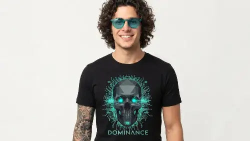 Männliches Model lächelt und trägt schwarzes Premium Rock T-Shirt mit Cyber-Skull-Aufdruck.