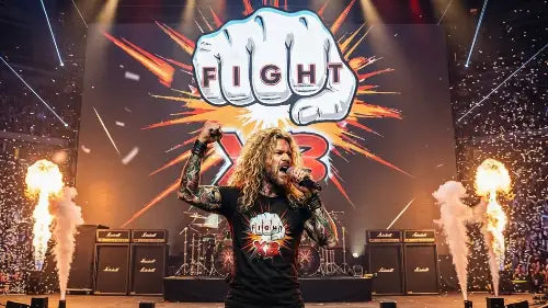 Rocksänger trägt markantes Premium Rock T-Shirt aus 100% gekämmter Baumwolle mit hochwertigem Faust-Design aus Öko-Tex zertifizierten Farben.