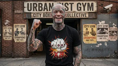 Mann vor Boxing-Club trägt hochwertiges schwarzes Premium Rock T-Shirt aus 100 % gekämmter Baumwolle sowie einer Grammatur von 185g/m² und komplexem Faust-Fight Design aus Öko-Tex zertifizierte Farben.