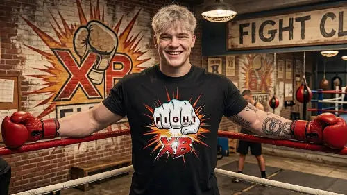 Junger blonder Boxer trägt hochwertiges schwarzes Premium Rock T-Shirt aus 100 % gekämmter Baumwolle in einer Grammatur von 185g/m² mit komplexem Faust-Fight Design aus Öko-Tex zertifizierten Farben.