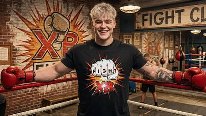 Junger blonder Boxer trägt hochwertiges schwarzes Premium Rock T-Shirt aus 100 % gekämmter Baumwolle in einer Grammatur von 185g/m² mit komplexem Faust-Fight Design aus Öko-Tex zertifizierten Farben.