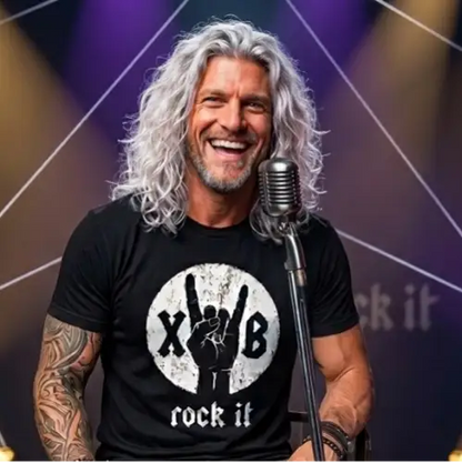 Rocksänger trägt Premium Rock T-Shirt mit Typocore Design von XB.