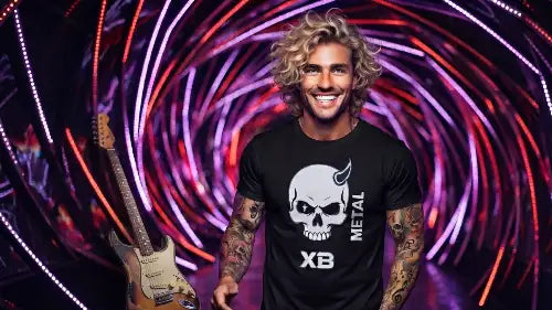 Blonder junger Mann trägt schwarzes Premium Rock T-Shirt mit Skull-Metal-Design aus 100% gekämmter Baumwolle & einer Grammatur von 185g/m².
