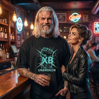 Mann mit Frau in Bar trägt ein Premium Rock T-Shirt mit komplexem Faust-Unbroken-Design.