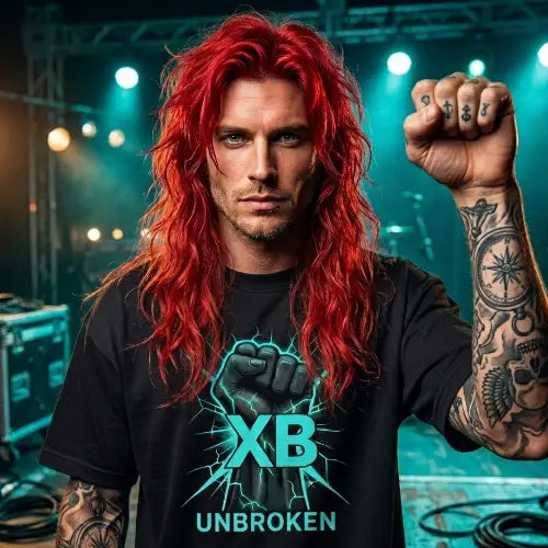 Musiker im Studio trägt Premium Rock T-Shirt mit hochwertigem Faust-Design von XB.