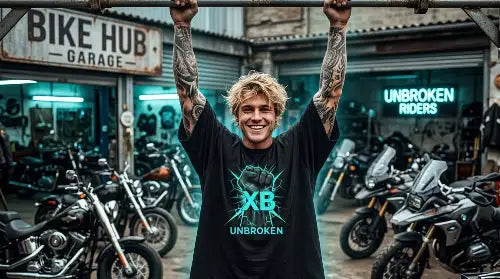 Junger sportlicher Mann mit Tattoos trägt schwarzes Premium Rock T-Shirt aus 100 % Bio-Baumwolle mit einer Grammatur von 240g/m² sowie hochwertigem Faust-Design aus Öko-Tex zertifizierten Farben.