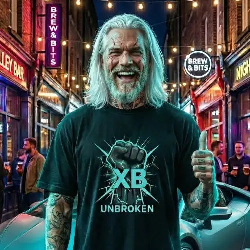 Mann vor Bar und Sportwagen trägt ein Premium Rock T-Shirt mit hochwertigem XB-Faust-Design.
