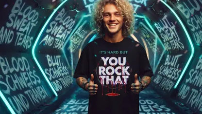Blonder junger Mann in einem Tunnel trägt ein hochwertiges Premium Rock T-Shirt aus 100% Bio-Baumwolle mit einer Grammatur von 240g/m² und der Aufschrift: You Rock That aus Öko-Tex zertifizierten Farben.