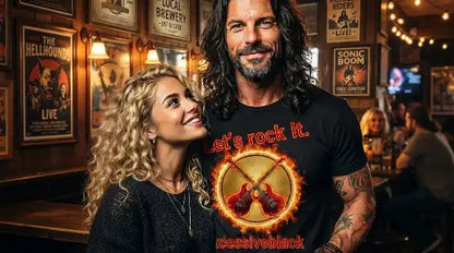 Rocker mit Freundin in Bar trägt Premium Rock T-Shirt aus 100% gekämmter Baumwolle mit komplexem Gitarren Design aus Öko-Tex zertifizierten Farben.