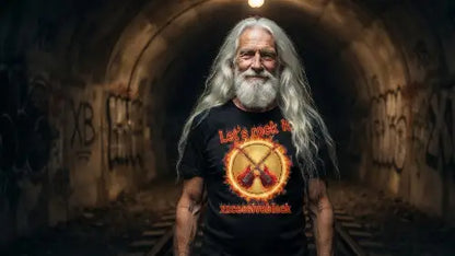 Alter Mann mit langen Haaren trägt schwarzes Premium Rock T-Shirt aus 100% gekämmter Baumwolle in einer Grammatur von 185g/m² und einem komplexem Gitarren-Design aus Öko-Tex zertifizierten Farben.
