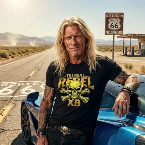 Rockiger Mann trägt THE REAL REBEL schwarzes Premium Rock T-Shirt von XB mit komplexem Skull Design.