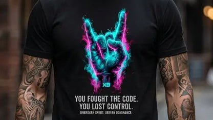Oberkörper-Ausschnitt eines Mannes der ein schwarzes Premium Rock T-Shirt aus 100 % gekämmter Baumwolle sowie komplexem Design einer Hand mit symbolischer Rock Geste aus Öko-Tex zertifizierten Farben mit einer Grammatur von 185g/m² trägt.