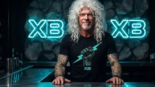 Barkeeper trägt hochwertiges Premium Rock T-Shirt aus 100% gekämmter Baumwolle mit komplexem XB-Blitz-Faust Design aus Öko-Tex zertifizierten Farben und einer Grammatur von 185g/m².