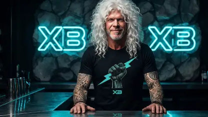 Barkeeper trägt hochwertiges Premium Rock T-Shirt aus 100% gekämmter Baumwolle mit komplexem XB-Blitz-Faust Design aus Öko-Tex zertifizierten Farben und einer Grammatur von 185g/m².