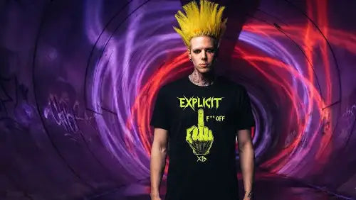 Punk trägt schwarzes Premium Rock T-Shirt aus 100% gekämmter Baumwolle und einer Grammatur von 185g/m² sowie einem komplexem Hand-Finger Design aus Öko-Tex zertifizierten Farben.