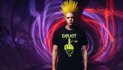 Punk trägt schwarzes Premium Rock T-Shirt aus 100% gekämmter Baumwolle und einer Grammatur von 185g/m² sowie einem komplexem Hand-Finger Design aus Öko-Tex zertifizierten Farben.