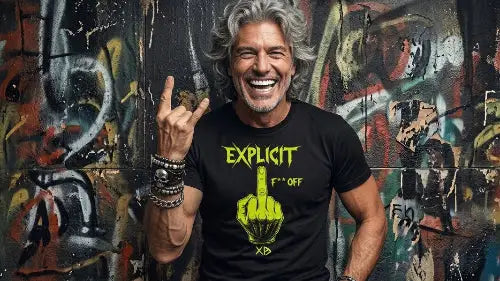 Rockiger Mann mit grauen Haaren trägt hochwertiges schwarzes Premium Rock T-Shirt aus 100 % gekämmter Baumwolle mit einer Grammatur von 185g/m² sowie einem komplexen Stinkefinger Design aus Öko-Tex zertifizierten Farben.