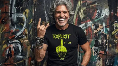 Rockiger Mann mit grauen Haaren trägt hochwertiges schwarzes Premium Rock T-Shirt aus 100 % gekämmter Baumwolle mit einer Grammatur von 185g/m² sowie einem komplexen Stinkefinger Design aus Öko-Tex zertifizierten Farben.