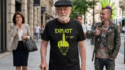Opa trägt hochwertiges schwarzes Premium Rock T-Shirt aus 100 % gekämmter Baumwolle mit komplexem Design eines Stinke-Finger aus Öko-Tex zertifizierten Farben und einer Grammatur von 185g/m².