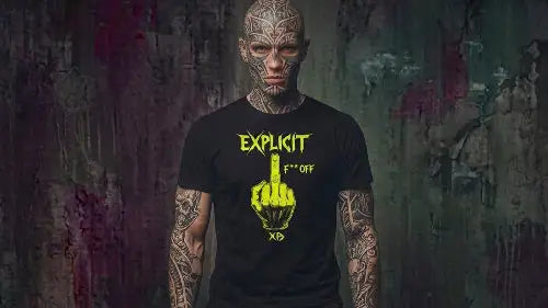 Skinhead trägt hochwertiges Premium Rock T-Shirt aus 100 % gekämmter Baumwolle mit einer Grammatur von 185g/m² und komplexem Stinky-Finger Design aus Öko-Tex zertifizierten Farben.