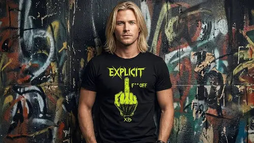 Smarter blonder Mann trägt schwarzes Premium Rock T-Shirt mit hochwertigen Finger-Design aus Öko-Tex zertifizierten Farben in einer Grammatur von 185g/m² und aus 100 % gekämmter Baumwolle.