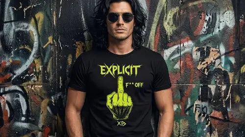 Mann mit langen schwarzen Haaren und Sonnenbrille trägt hochwertiges schwarzes Premium Rock T-Shirt mit komplexem Stinkefinger Design aus Öko-Tex zertifizierten Farben und einer Grammatur von 185g/m² aus 100 % gekämmter Baumwolle.