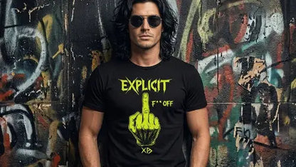 Mann mit langen schwarzen Haaren und Sonnenbrille trägt hochwertiges schwarzes Premium Rock T-Shirt mit komplexem Stinkefinger Design aus Öko-Tex zertifizierten Farben und einer Grammatur von 185g/m² aus 100 % gekämmter Baumwolle.